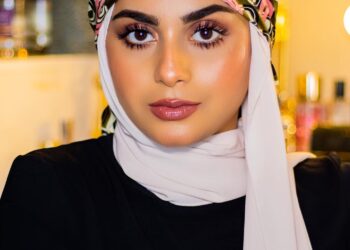 Aliya Fatima an entrepreneur and an influencer has nailed the current Arab cosmetics style of glittering lids and long lashes which all ladies enjoy