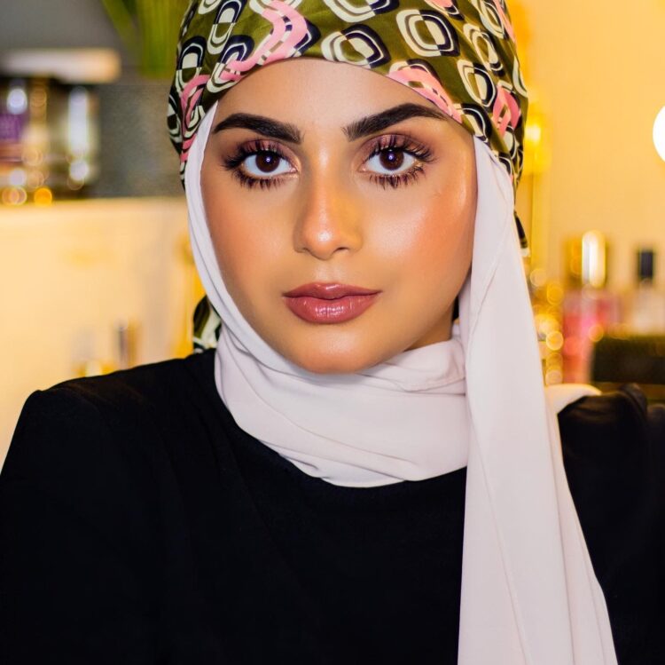 Aliya Fatima an entrepreneur and an influencer has nailed the current Arab cosmetics style of glittering lids and long lashes which all ladies enjoy