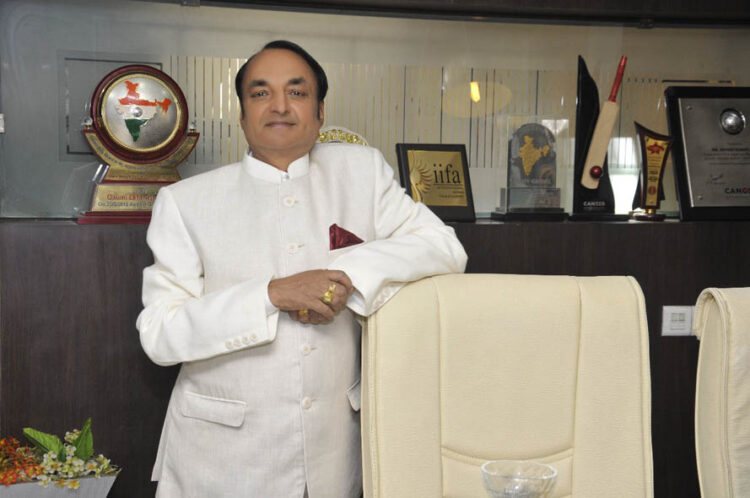 Moradabad activist Arvind Goel distributes 1000 mud pots to give birds water