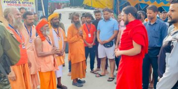After Cloud Burst Baba Swami Priyam Ji Visits Amarnath To Offer His Support And Prayers To The Devotees And Rescused Bhakts