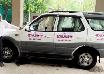 Apna Bhada officially handing over keys of brand new taxis to the drivers free of cost