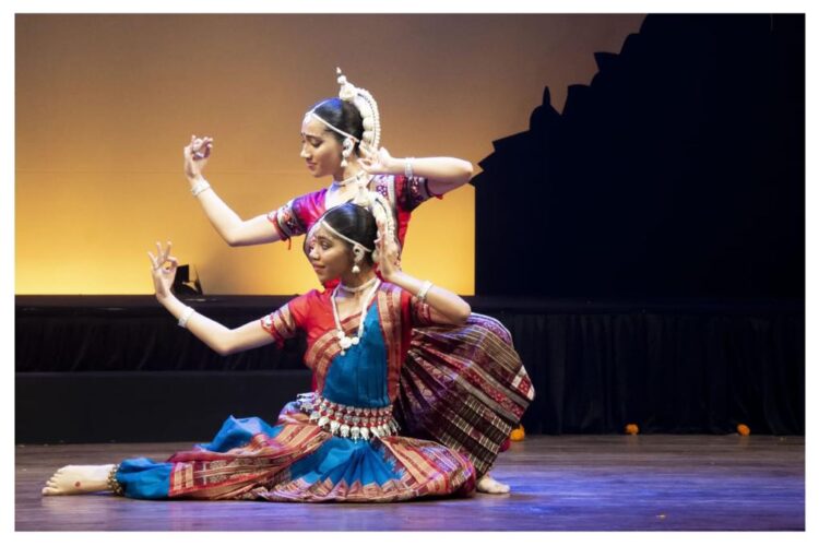 Manch Pravesh, Diya & Risa D’souza, Odissi dance, Smt. Mitali Raul, Ekla Chalo, Moksha, Smt. Jhelum Paranjpe, Odissi dancers, pure nritta