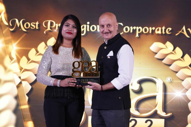 Scars to Stars: Award-Winning Celebrity Tarot Reader Guides Thousands with Unique FATE Method