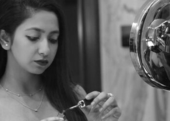 The Artist Who Built Her Music Career Between a 9-to-5, a College Loan and a Room That Became Her First Studio